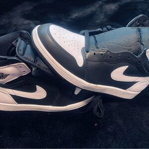 Nike Men's Black and White High-Top Sneakers